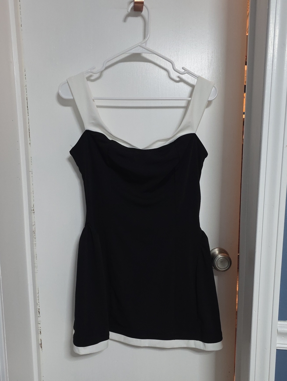Abercrombie & Fitch Black and White Sleeveless Scoop Neck Dress